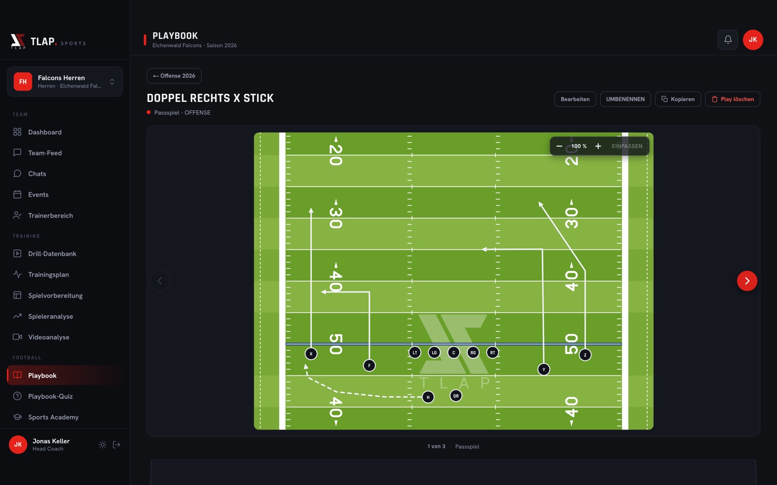 Playbook mit Spielzug auf dem Feld
